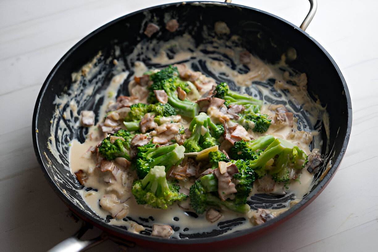 Baked Shells and Broccoli with Ham and Cheesy-Creamy Cauliflower Sauce – Whole Living Eat Well