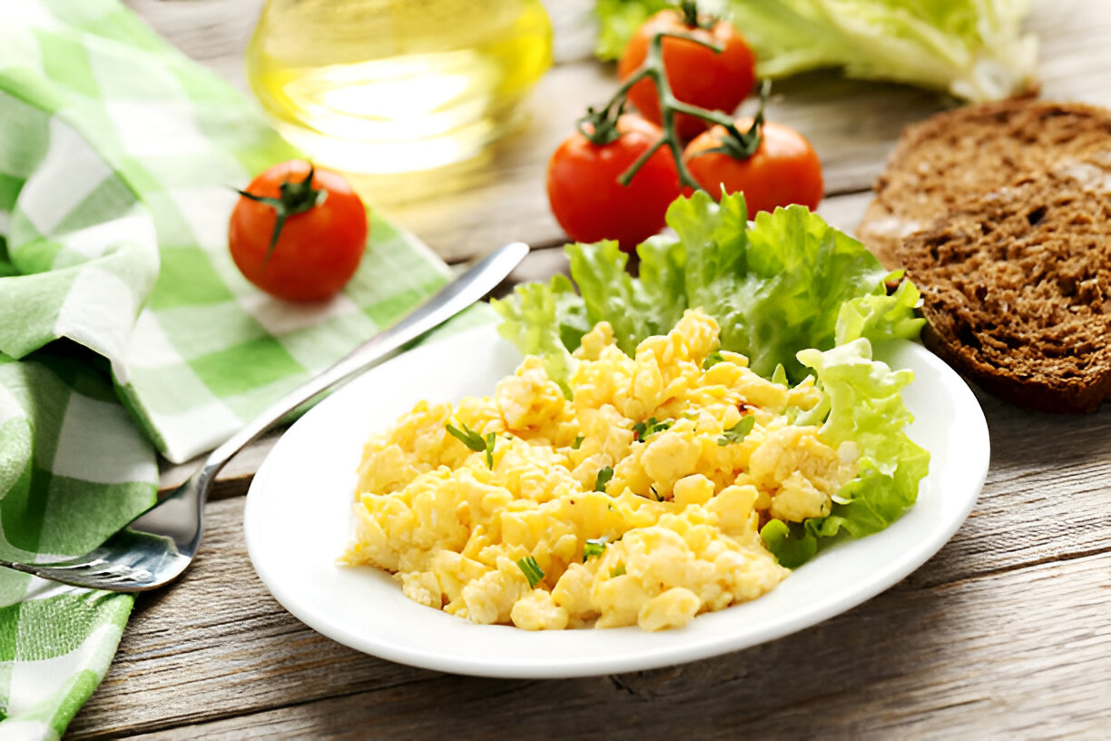 Scrambled Eggs with Spinach and Tomatoes – Whole Living Eat Well