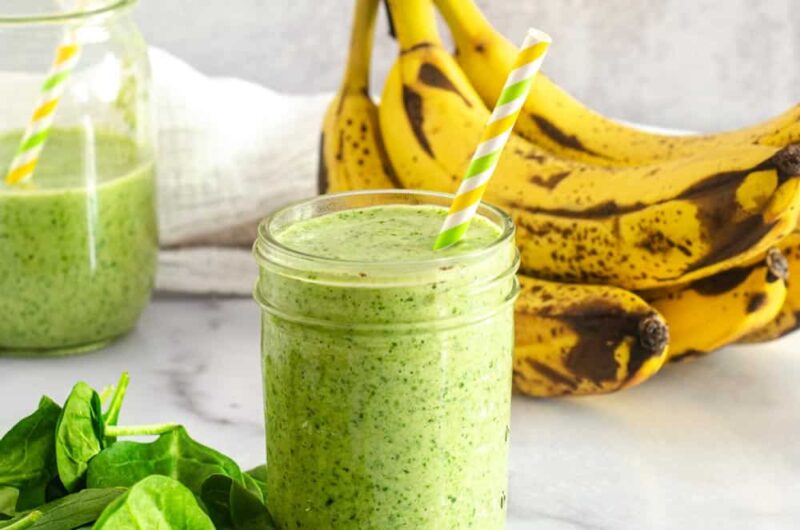 Smoothie with Banana, Spinach, and Almond Milk